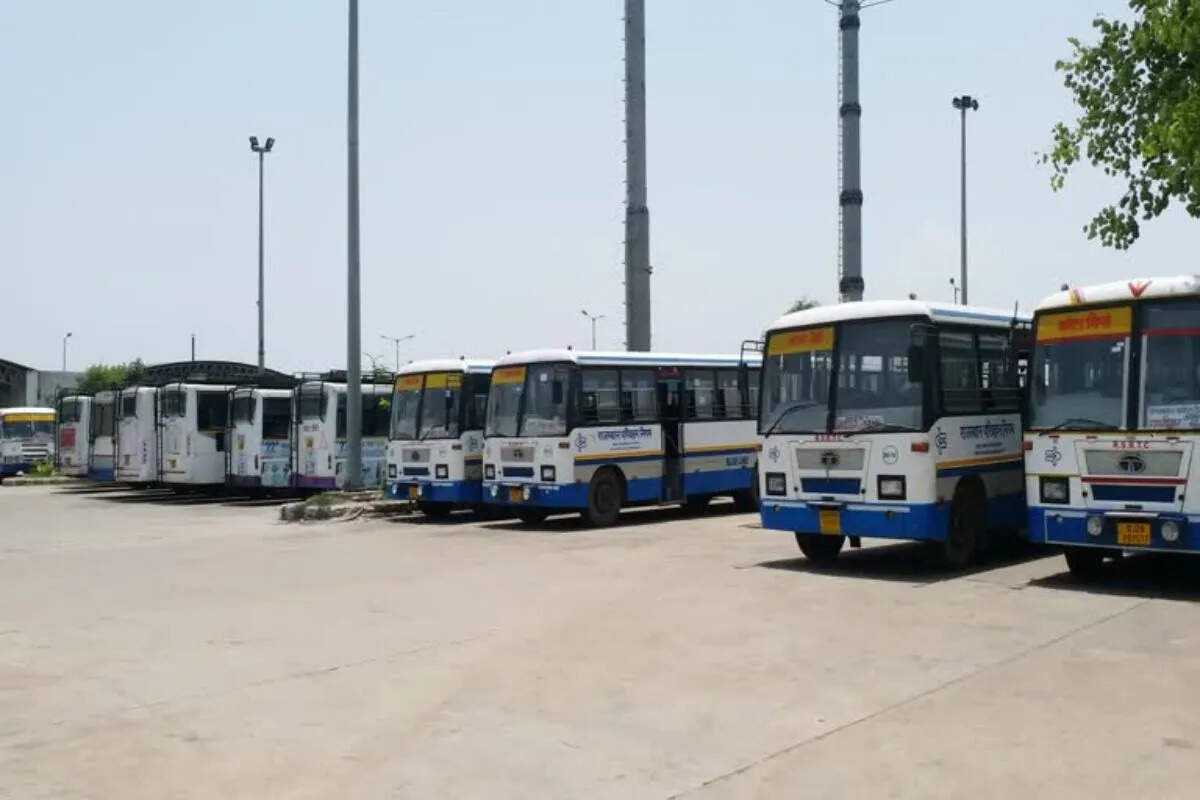 प्रभारी मंत्री हीरालाल नागर ने किया प्रस्तावित बस स्टैंड स्थल का निरीक्षण, निर्माण योजनाओं की ली जानकारी