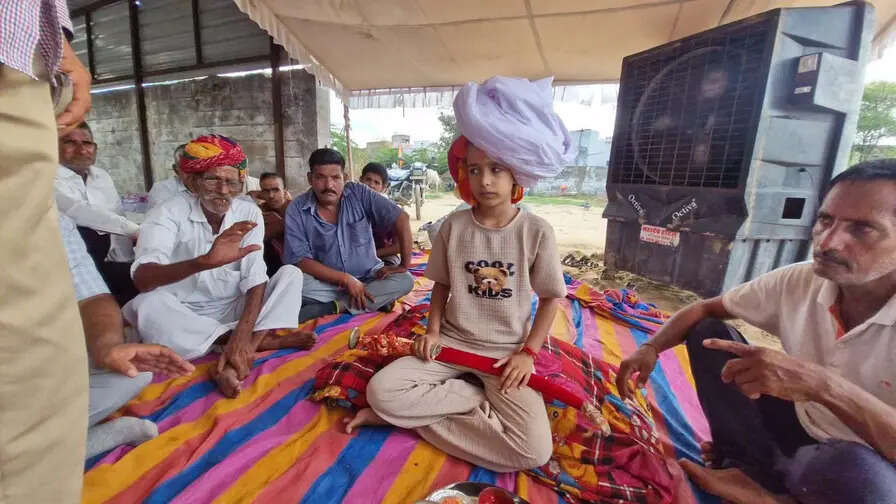 राजस्थान में बदली सदियों पुरानी परंपरा, फुटेज में देंखे नागौर में पहली बार बेटी बनी परिवार की उत्तराधिकारी; 10 साल की भाविका का हुआ 'पाग दस्तूर'