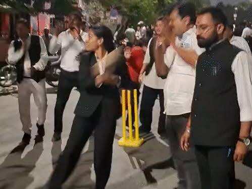 SHO के दुर्व्यवहार से भड़के वकील, फुटेज में देंखे सेशन कोर्ट के बाहर सड़क जाम कर किया प्रदर्शन