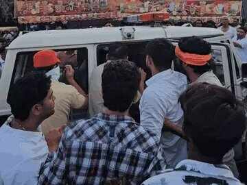 भरतपुर में जूस के गिलास को लेकर बवाल, मैंगो शेक में मांस का टुकड़ा मिलने का आरोप, दुकान पर हंगामा