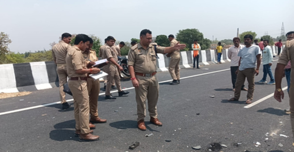 यूपी: शाहजहांपुर में कार ने बाइक में मारी टक्कर, दंपति और दो बच्चों की मौत