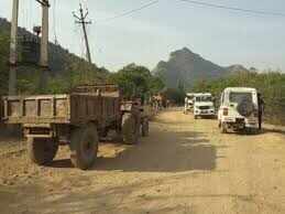 वीडियो में देंखे टोंक में चेजा-पत्थर माफिया पर बड़ा पुलिस एक्शन, 11 ट्रैक्टर-ट्रॉलियां जब्त