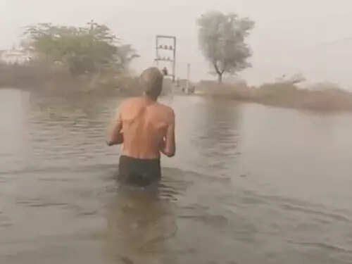 वीडियो में देखें तीन गांवों की प्यास बुझाने वाला नायक, हर मौसम में रोज 1 किलोमीटर की नदी पार करते है नंदाराम