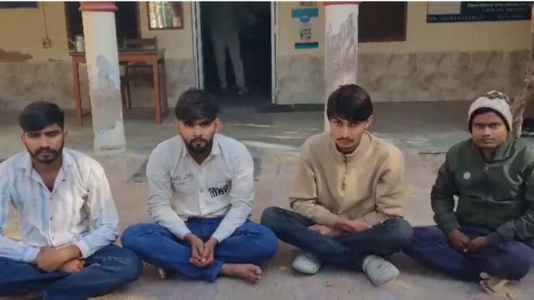 बच्चे से दोस्ती और उड़ा लिये घर से 30 लाख रुपये के गहने, चार शातिर युवक हुए गिरफ्तार