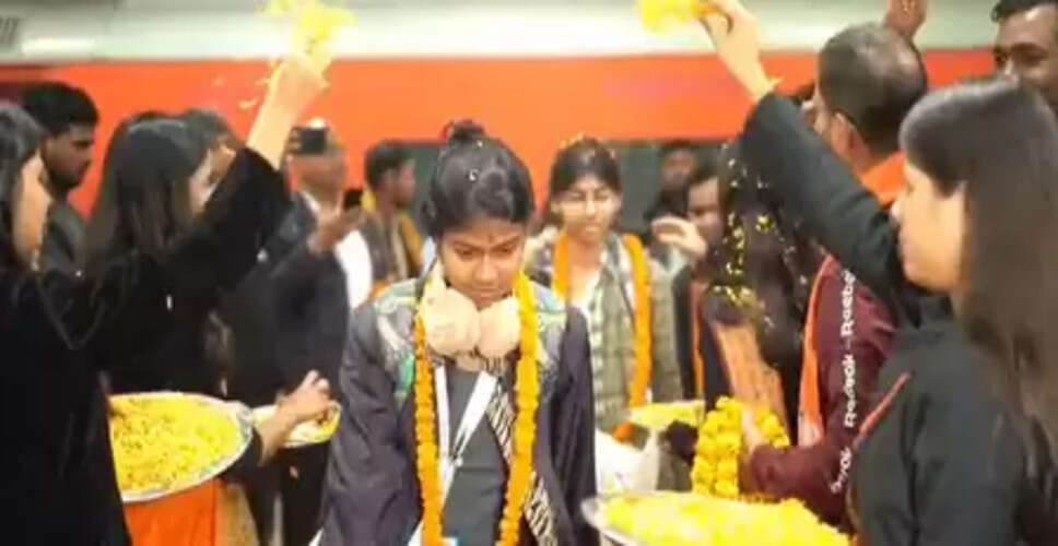 उत्तर प्रदेश: काशी तमिल संगमम के चौथे संस्करण में तमिलनाडु से आए छात्रों का रेलवे स्टेशन पर हुआ स्वागत