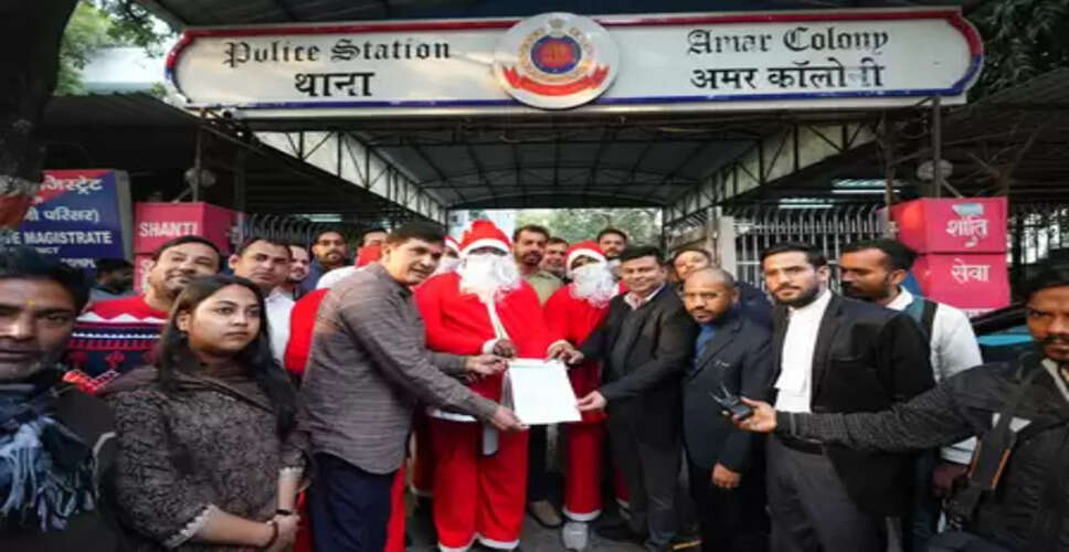 'सांता क्लॉज' के साथ थाने पहुंचे सौरभ भारद्वाज, ईसाई महिलाओं-बच्चों से बदसलूकी के मामले में दी शिकायत