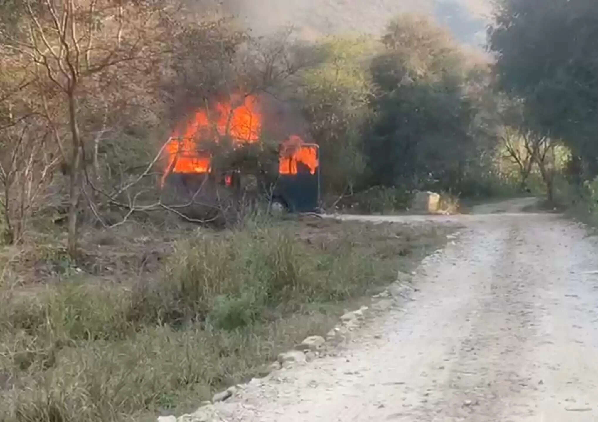 जयपुर में नाहरगढ़ लॉयन सफारी में बड़ा हादसा, 30 सैलानियों से भरी गाड़ी में अचानक लगी आग