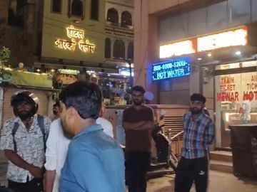 जयपुर सिंधी कैंप बस स्टैंड पर बाइक खड़ी करने को लेकर चाकूबाजी, फुटेज में देंखे 3 घायल; 2 संदिग्ध हिरासत में