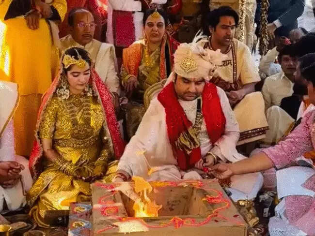 1 मिनट के वीडियो में देखें इंद्रेश उपाध्याय की शादी की हाइलाइट्स, सोने सी चमकती साड़ी में सजी दुल्हन, ये हस्तियां भी हुई शामिल