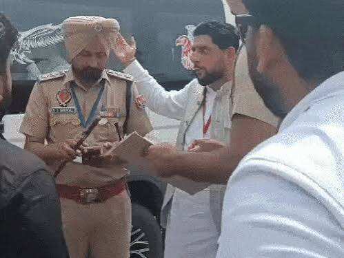 PM मोदी के पंजाब दौरे के बाद विवाद: पोस्टर फाड़ने का आरोप, फुटेज में देंखे VIP पास विवाद में भिड़े BJP नेता; स्टेज के पास पहुंचा आवारा कुत्ता