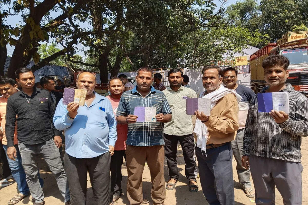 गैस किल्लत से परेशान उपभोक्ताओं का हंगामा, एजेंसी पर कालाबाजारी के आरोप