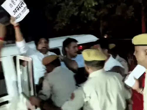 भाजपा प्रदेशाध्यक्ष को काले झंडे दिखाने पर सभापति समेत 10 लोग डिटेन, थाने के बाहर कांग्रेस का प्रदर्शन