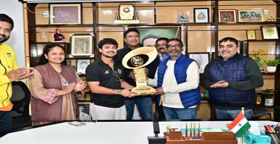 सीएम हेमंत सोरेन ने सैयद मुश्ताक अली ट्रॉफी विजेता झारखंड क्रिकेट टीम से की मुलाकात, बोले- आपने राज्य का गौरव बढ़ाया