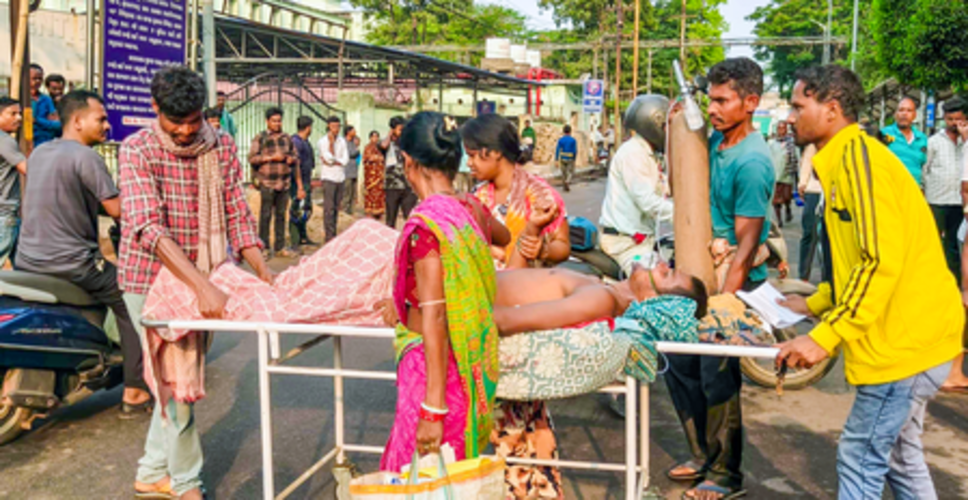 एससीबी अस्पताल हादसे को लेकर बीजद और कांग्रेस का प्रदर्शन, स्वास्थ्य मंत्री से मांगा इस्तीफा