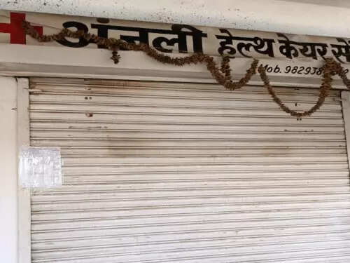 मेयर चुनाव से दो दिन पहले कांग्रेस पार्षद का क्लिनिक सीज, FIR दर्ज; पार्षद बोले- ‘हमें दबाना चाहते हैं’