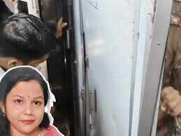 वीडियो में जाने एडिशनल डिस्ट्रिक्ट जज की पत्नी की ट्रेन के टॉयलेट में हार्ट अटैक से मौत