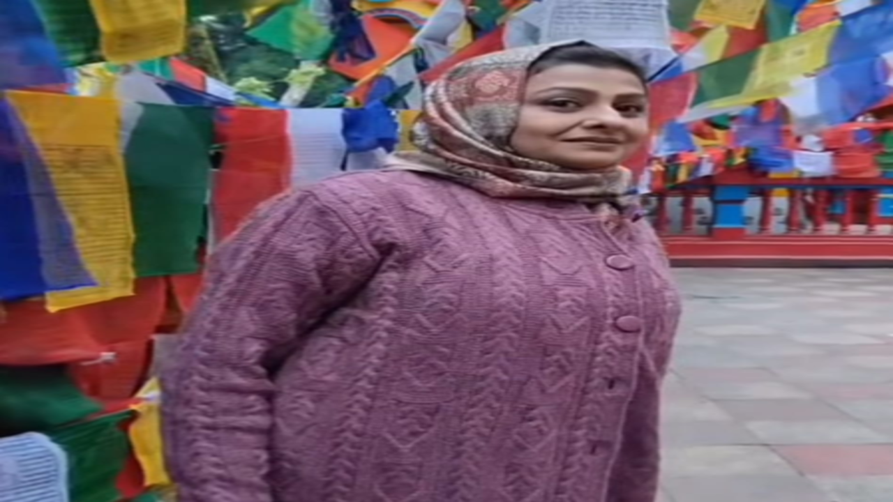 'धुंध और घंटियों के बीच मिला सुकून', जया भट्टाचार्य ने किए दार्जिलिंग के महाकाल मंदिर के दर्शन