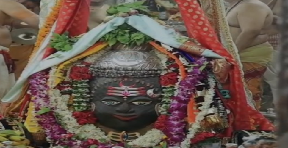 जय महाकाल : त्रिपुंड, चन्द्रमा और त्रिनेत्र से सजे बाबा, आस्था का जनसैलाब