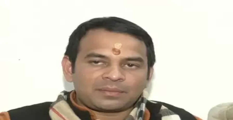 &lsquo;वह थोड़ा देर से उठता है&rsquo;, तेजस्वी यादव पर तेजप्रताप ने साधा निशाना