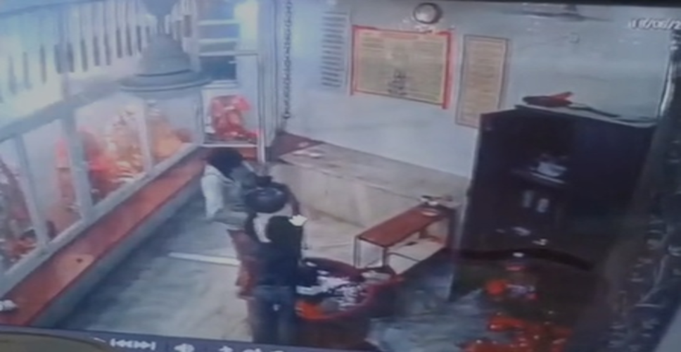 नोएडा की कार्मिक ग्रीन सोसाइटी के मंदिर में चोरी, धार्मिक सामग्री लेकर फरार हुए चोर