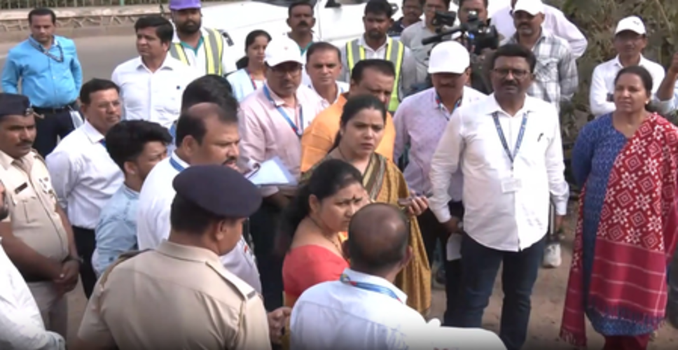 मुंबई : मानसून से पहले मेयर रितु तावड़े ने किया नालों का निरीक्षण, सुस्त काम पर जताई नाराजगी