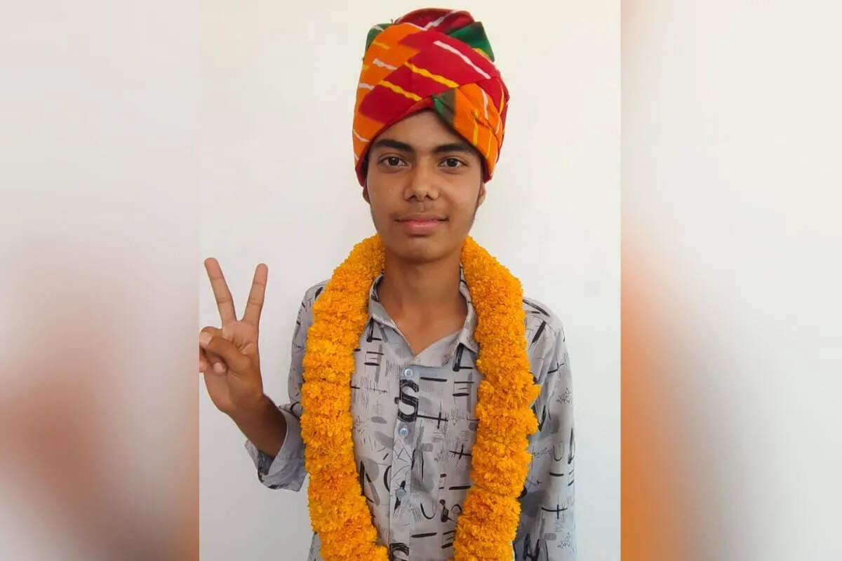 12वीं विज्ञान वर्ग में अमित कुमार मीना ने 99.20% अंक हासिल कर जिले में टॉप किया, गांव में खुशी की लहर