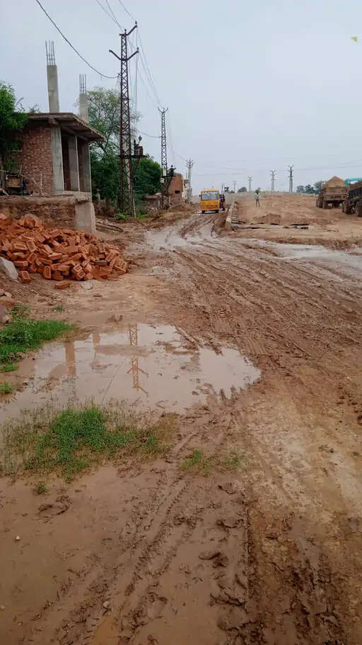झारेड़ा फाटक ओवरब्रिज निर्माण बना परेशानी का कारण: बारिश से डाइवर्जन रोड दलदल में तब्दील, वाहन चालक हो रहे चोटिल