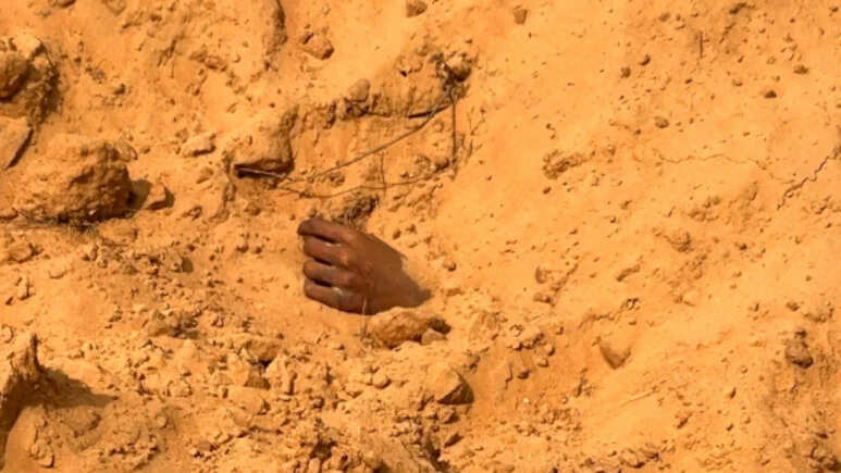 भरतपुर में 2 फ़ीट गहरे गड्ढे में दबा मिला शव, मिट्टी से बाहर निकल रहे हाथ से लोगों को चला पता