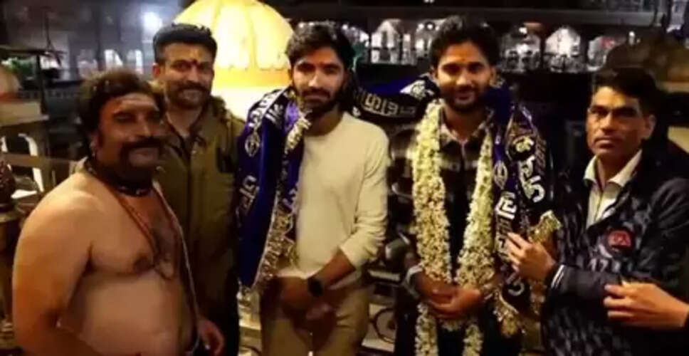 भारतीय क्रिकेट टीम के खिलाड़ी नीतीश कुमार रेड्डी ने महाकालेश्वर मंदिर में किया दर्शन पूजन