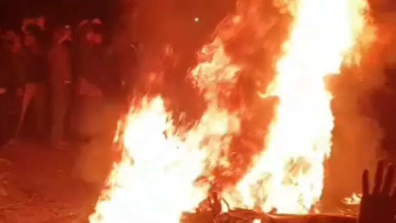 बूंदी में हंगामा और आगजनी, गौवंश से भरा कंटेनर देख फूटा ग्रामीणों का गुस्सा, पुलिस पर उठे सवाल