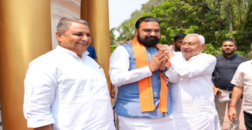 बिहार : मुख्यमंत्री सम्राट चौधरी से मिलने पहुंचे नीतीश कुमार, दोनों के बीच हुई बात