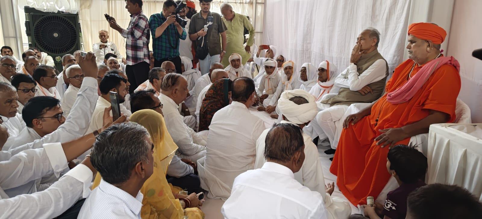 जालोर पहुंचे अशोक गहलोत, वीडियो में बोले- सरकार आलोचना नहीं सुन रही, धरना देने वालों को जेल भेजा जा रहा