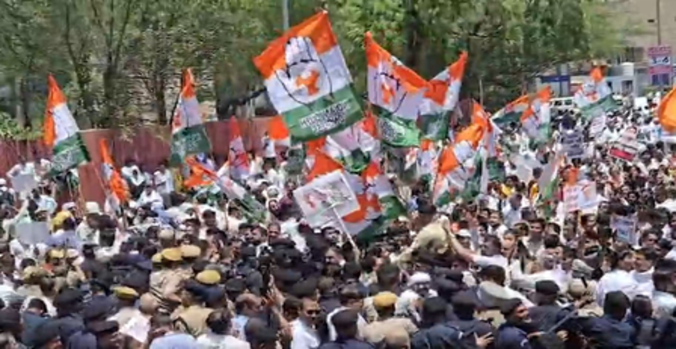 जयपुर में नीट पेपर लीक के विरोध प्रदर्शन के दौरान कांग्रेस कार्यकर्ताओं और पुलिस में झड़प