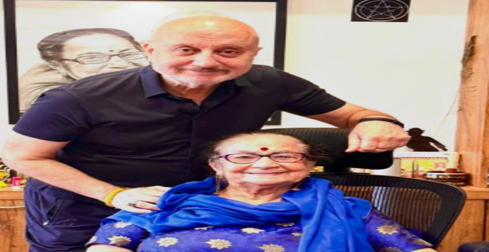 अनुपम खेर ने मां दुलारी का वीडियो शेयर कर बताया, 'यह भारत के 90 प्रतिशत मिडिल क्लास घरों की कहानी'