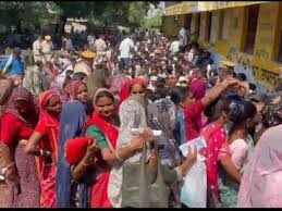 बारां में खाद के लिए किसानों का चक्काजाम, टोकन होने के बावजूद घंटों इंतजार; वीडियो में देंखे अटरू रोड पर लगी वाहनों की कतारें