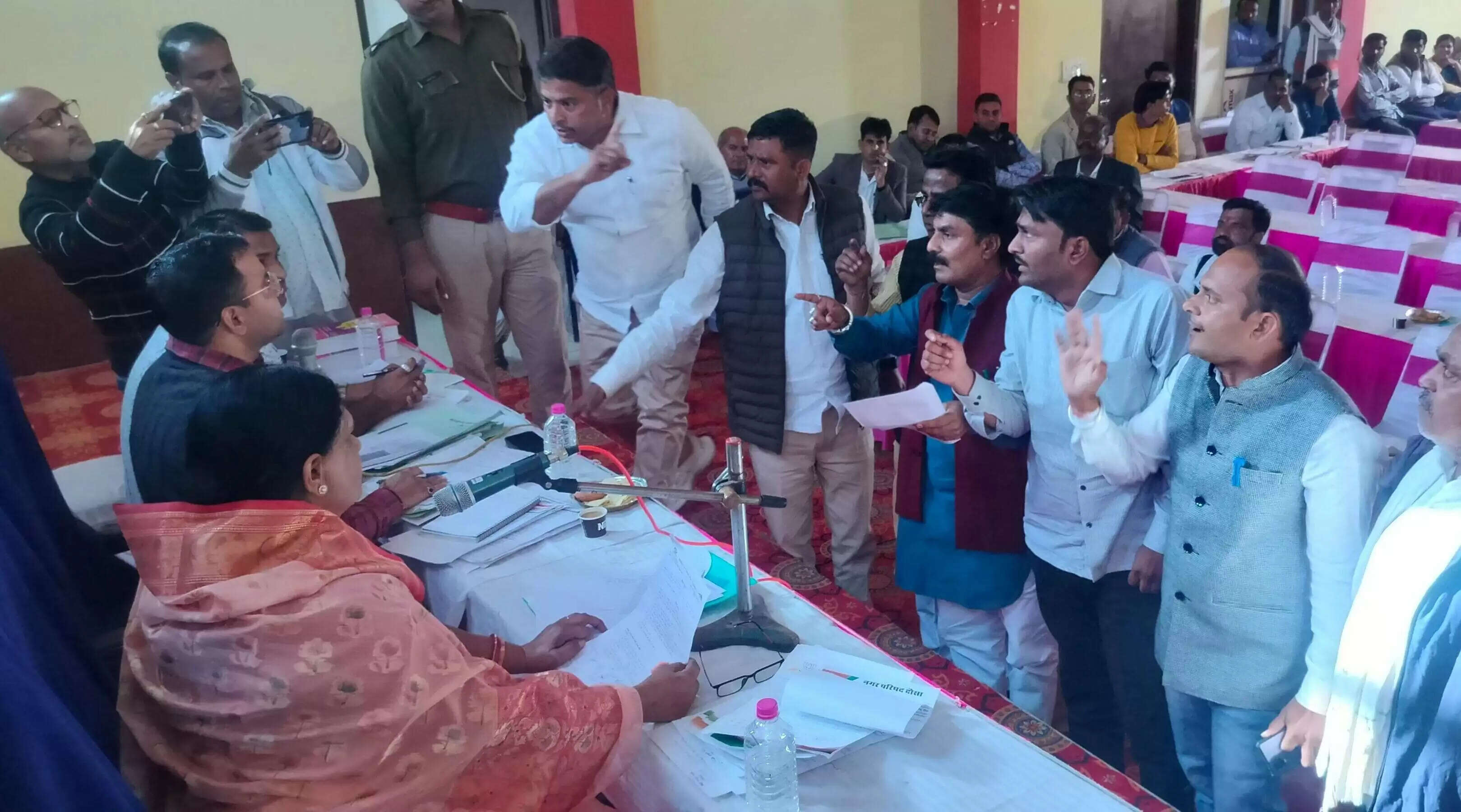 जिला परिषद की साधारण सभा बनी जंग का मैदान, वीडियो में जानें जलदाय विभाग के मुद्दे पर गरमाई बहस