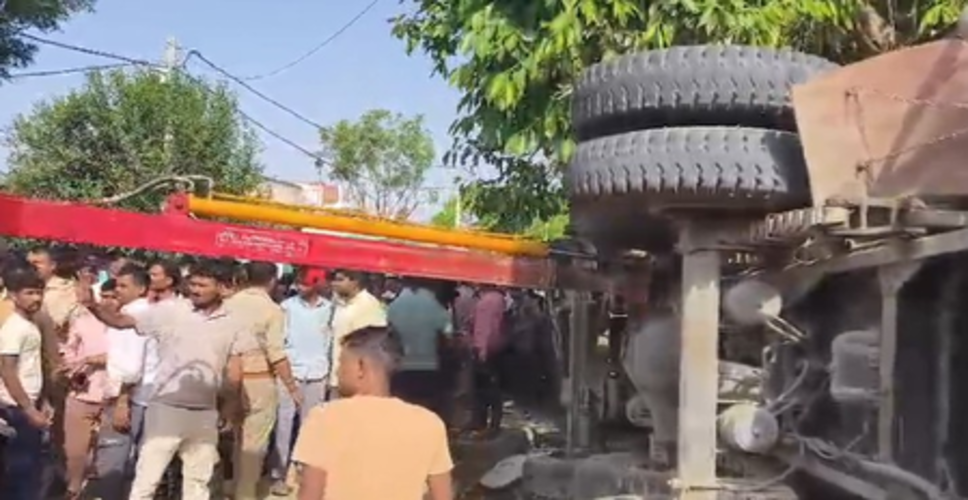 कन्नौज में कोयले से भरा ट्रक पलटा, दो लोगों की मौके पर मौत