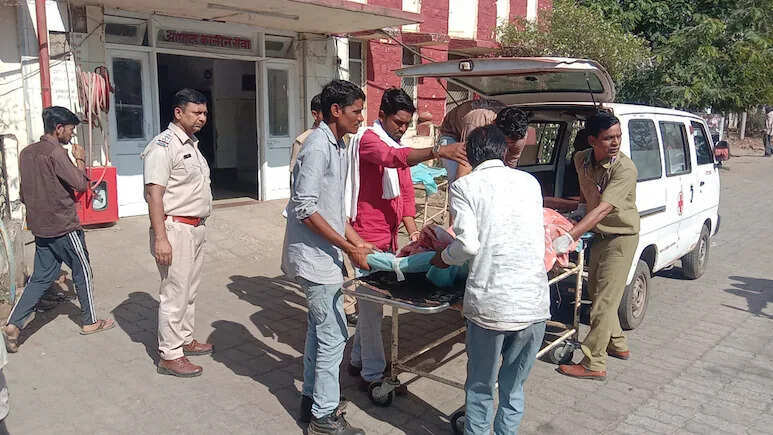 प्रतापगढ़ में भीषण सड़क हादसा, बाइक- पिकअप की टक्कर में दंपति सहित 3 की मौत