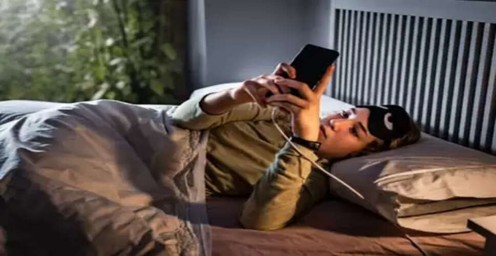बिस्तर पर मोबाइल का इस्तेमाल नुकसानदायक, वास्तु शास्त्र से जानें कैसे बिगाड़ सकता है आपकी किस्मत