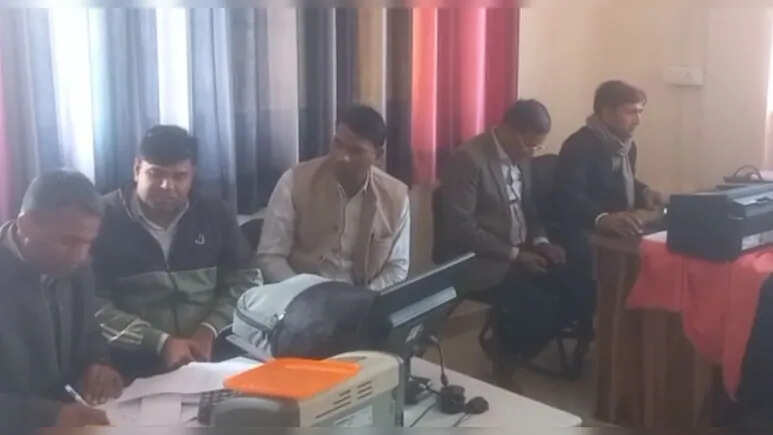 अलवर में ACB की कार्रवाई, आयकर व‍िभाग के कर्मचारी को घूस लेते रंगे हाथ पकड़ा