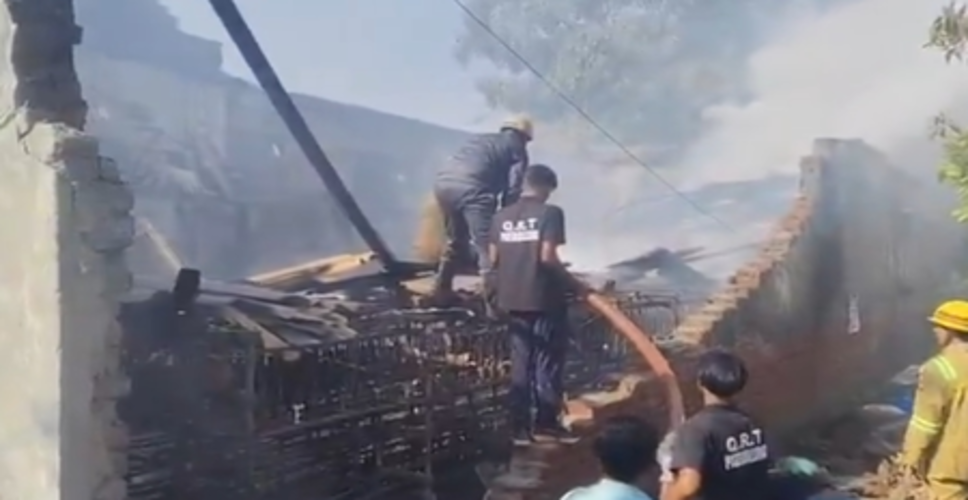 गाजियाबाद के साहिबाबाद स्थित धागा फैक्टरी में लगी भीषण आग, 10 दमकल गाड़ियों ने पाया काबू
