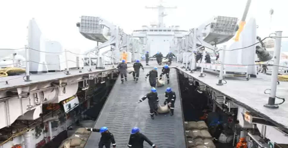 श्रीलंका की मदद के लिए भारतीय नौसेना के चार और युद्धपोत तैनात