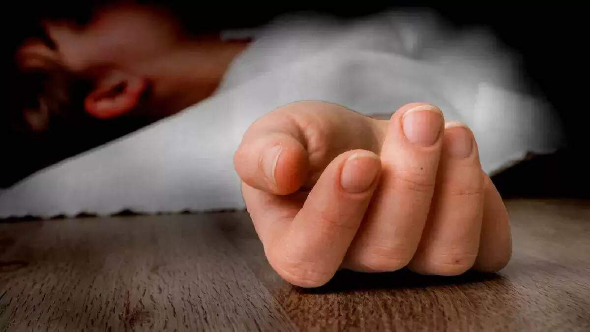 डीग: पति की मौत से आहत महिला ने अपनी तीन बेटियों के साथ ज़हर खाया, महिला की मौत, बच्चों का इलाज जारी