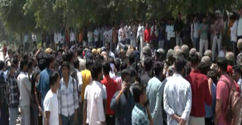 सैलरी कम होने पर कर्मचारियों का प्रदर्शन, कहा- '12 हजार में गुजारा नामुमकिन नहीं, 12 घंटे करा रही कंपनी काम'