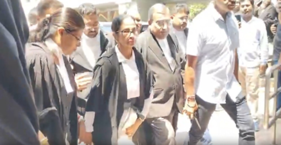 कलकत्ता हाईकोर्ट में बतौर वकील पेश हुईं ममता बनर्जी, बाहर आते ही लगे 'चोर-चोर' के नारे