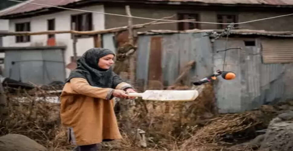 कबीर खान को कश्मीर में मिली स्मृति मंधाना की नन्ही फैन, क्रिकेटर ने बढ़ाया हौसला