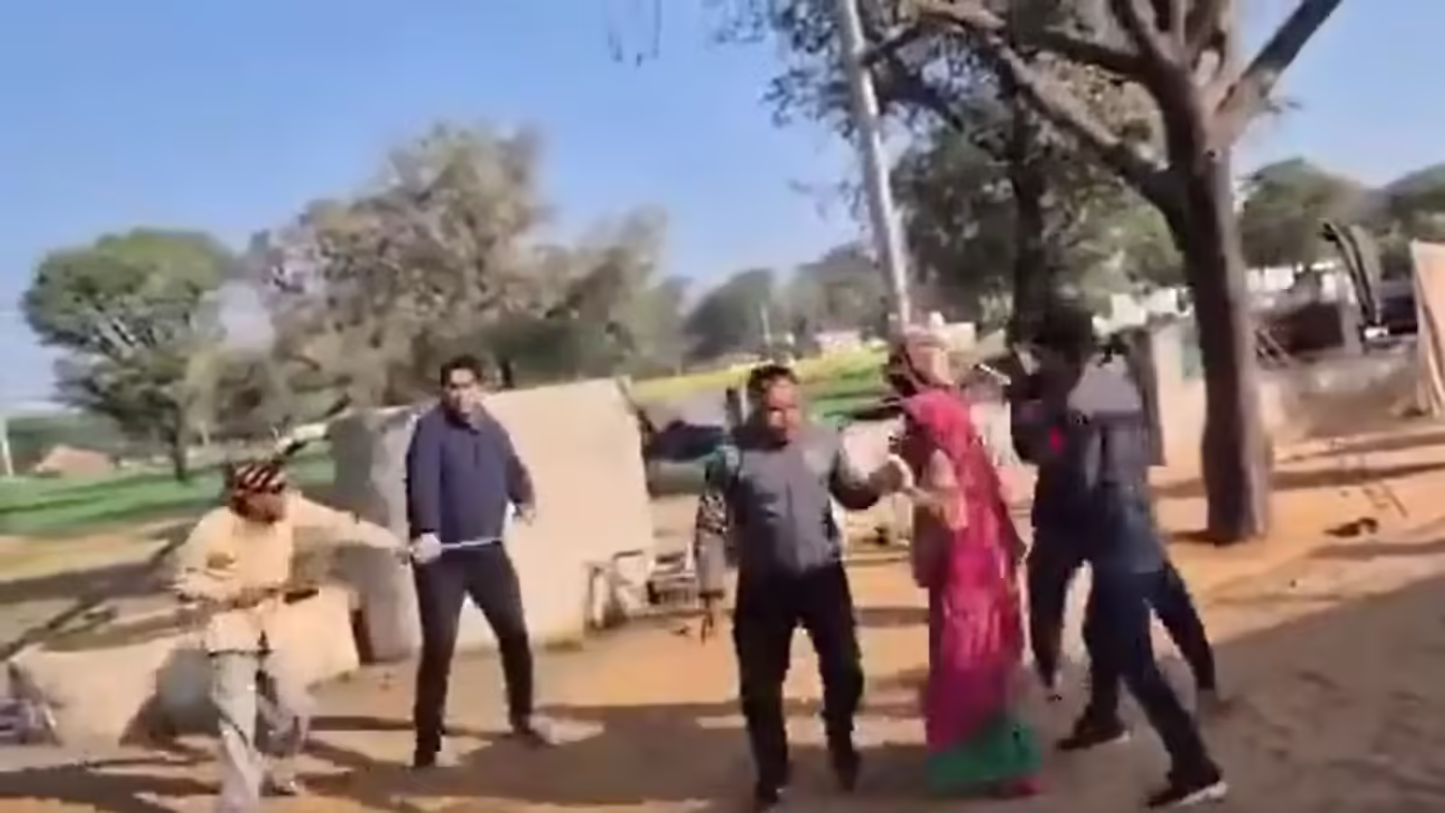 जोधपुर में बिजली विभाग की टीम पर हमला, महिला ने लाठी से की पिटाई, अधिकारी कर्मचारियों ने भागकर जान बचाई, वीडियो वायरल