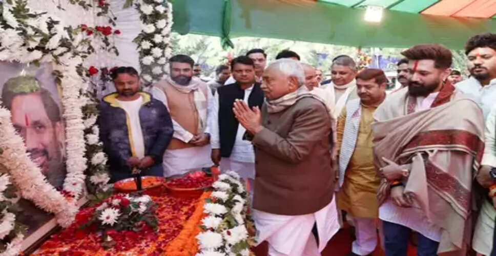 बिहार में 'सियासी' चूड़ा-दही भोज जारी, चिराग पासवान और चेतन आनंद के भोज में पहुंचे सीएम नीतीश