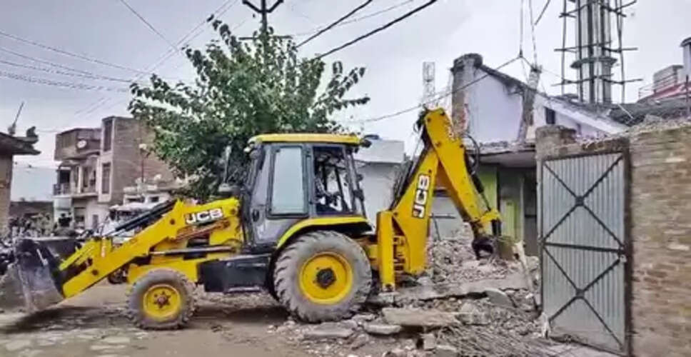 संभल : चंदौसी में नगरपालिका की जमीन से हटाई गई रजा-ए-मुस्तफा मस्जिद, मीनार भी ध्वस्त