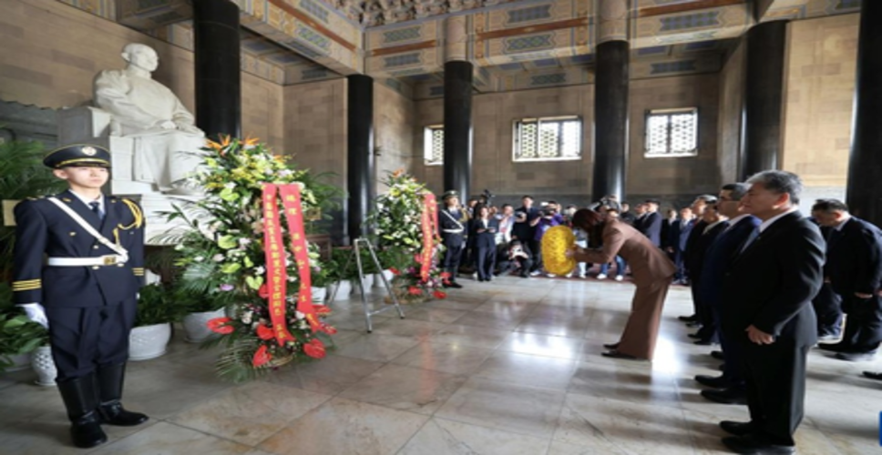 चीनी क्वोमिनतांग पार्टी की अध्यक्ष ने नानचिंग में सुन याटसेन समाधि पर श्रद्धांजलि अर्पित की